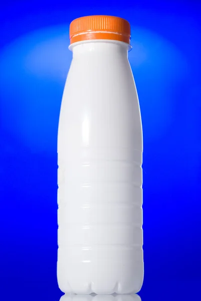 Beyaz süt şişesi — Stok fotoğraf