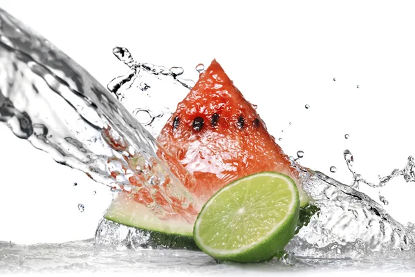 Vattenstänk på vattenmelon och grön lime — Stockfoto