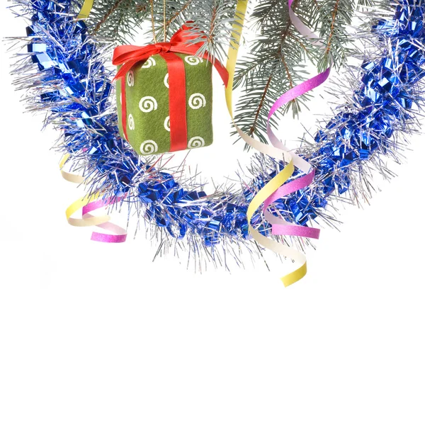 クリスマス ・ ギフトとモミの木の枝に装飾 — ストック写真