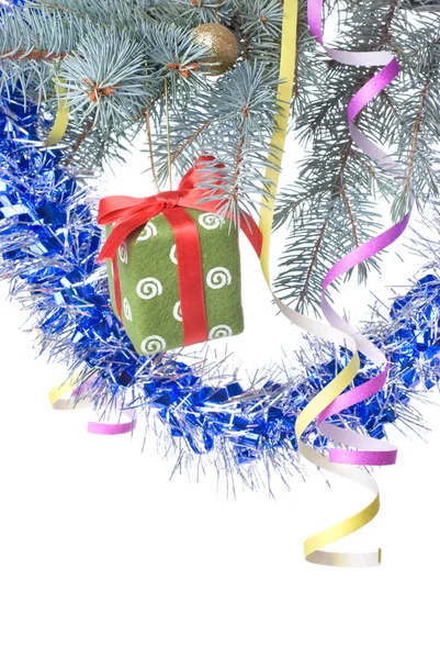 Presente de Natal e decoração no ramo de abeto — Fotografia de Stock