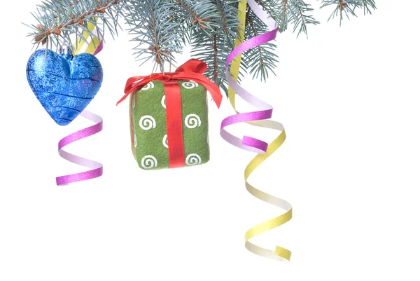 Vánoční dárky a dekorace na větev stromu jedle — Stock fotografie