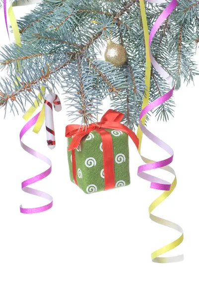 クリスマス ・ ギフトとモミの木の枝に装飾 — ストック写真