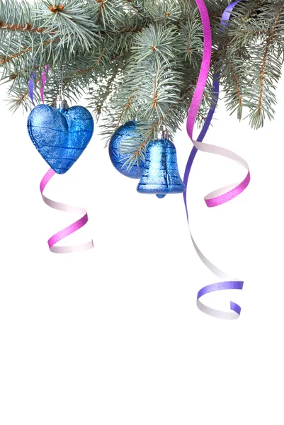 Різдвяні кульки, подарунок та прикраси на гілці ялинки — стокове фото