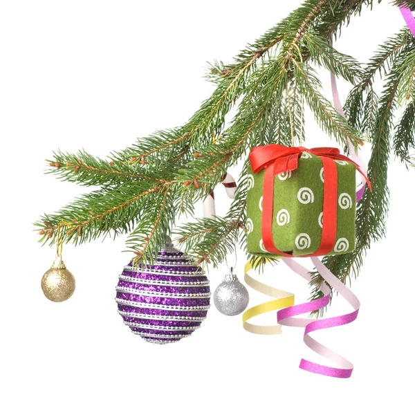 Bolas de Natal, presente e decoração no ramo de abeto — Fotografia de Stock