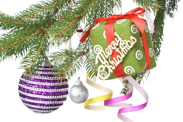 Boules de Noël, cadeau et décoration sur branche de sapin — Photo