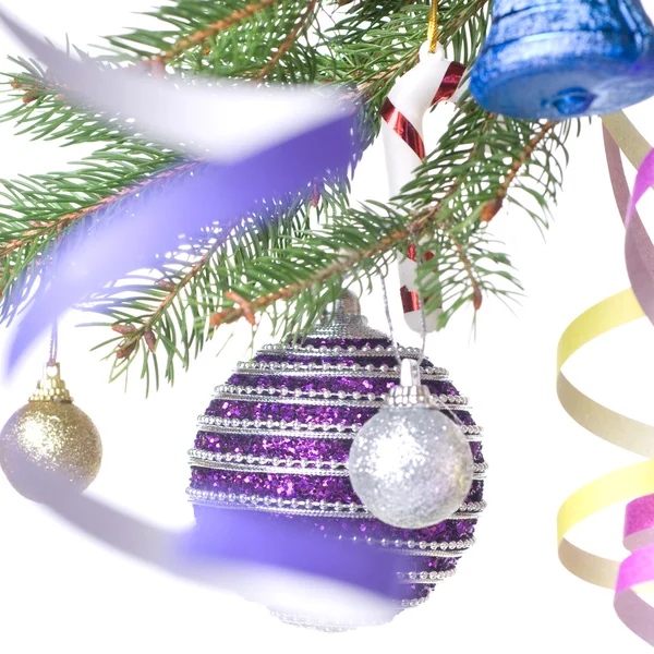 Palle di Natale, regalo e decorazione su ramo di abete — Foto Stock