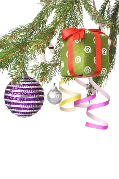 圣诞球、 礼物和装饰上杉木树分支 — 图库照片