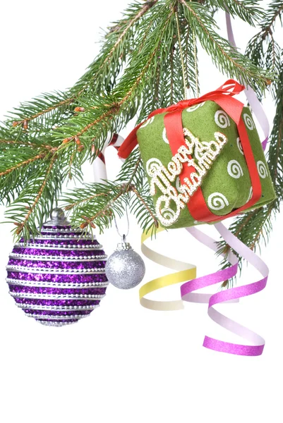 Boules de Noël, cadeau et décoration sur branche de sapin — Photo