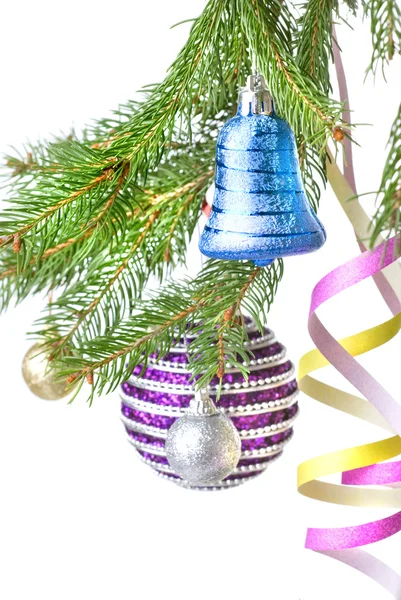 Bolas de Natal, presente e decoração no ramo de abeto — Fotografia de Stock