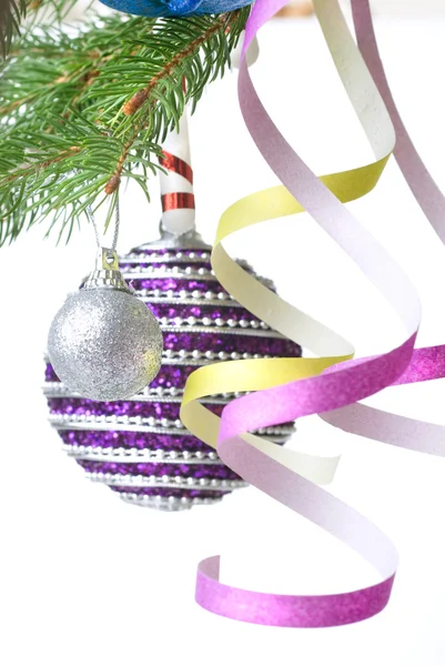 Bolas de Navidad, regalo y decoración en rama de abeto — Foto de Stock