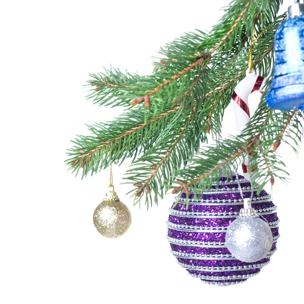 Palle di Natale, regalo e decorazione su ramo di abete — Foto Stock