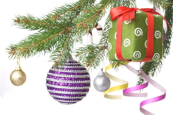 Weihnachtskugeln, Geschenk und Dekoration auf Tannenzweig — Stockfoto