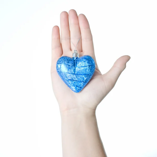 Arm håller blue christmas boll i form av hjärta — Stockfoto
