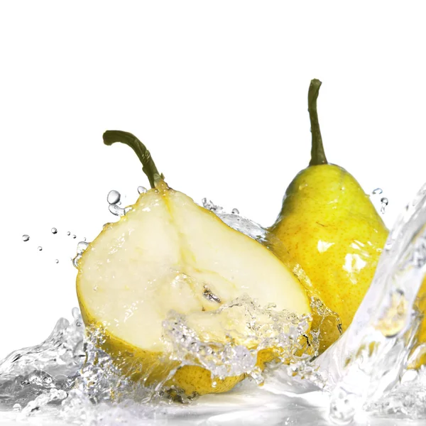 Pera amarilla con salpicadura de agua — Foto de Stock