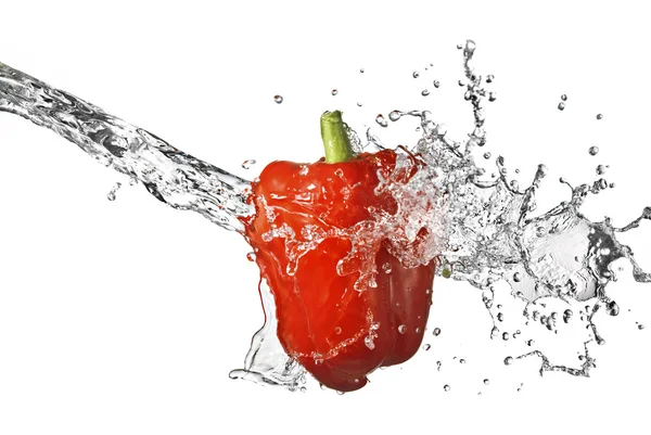 Frischwasserspritzer auf rotem Paprika — Stockfoto