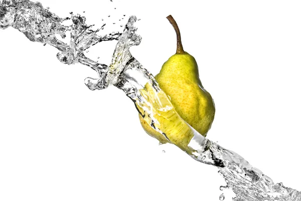 Желтая груша с брызгами воды — стоковое фото