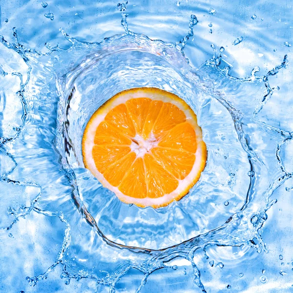 Arancione fresco caduto in acqua con bolle — Foto Stock