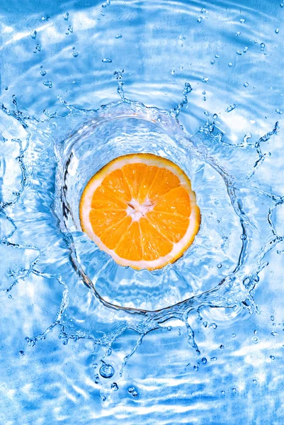 Orange fraîche tombée dans l'eau — Photo
