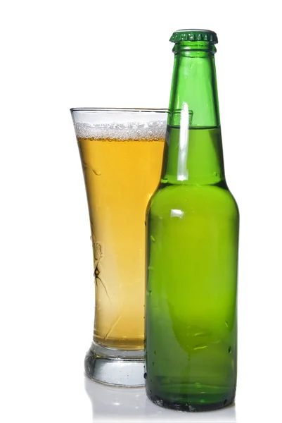 Cerveza en botella y vidrio — Foto de Stock