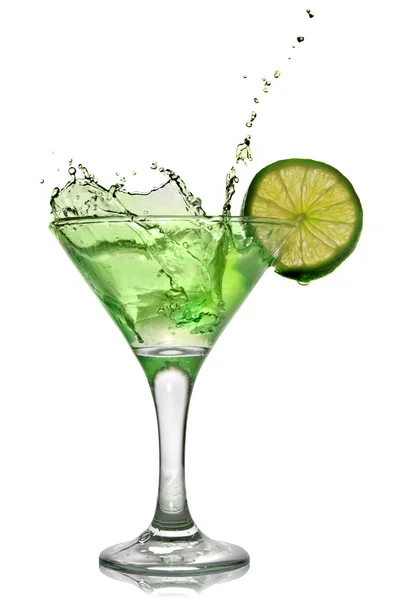 Зелений алкогольний коктейль зі сплеском і зеленим лаймом — стокове фото