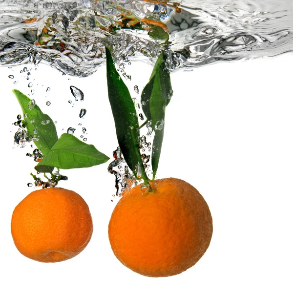 Tangerine tombée dans l'eau avec des bulles — Photo