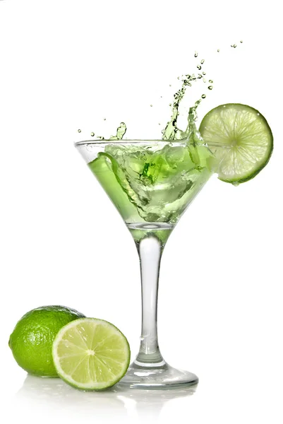 Grüner Alkoholcocktail mit Spritzer und grüner Limette — Stockfoto