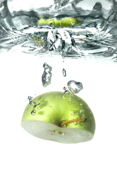 Zelené jablko, spadl do vody s logem — Stock fotografie