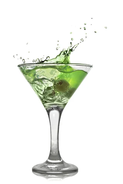 Cocktail d'alcool vert avec éclaboussures — Photo