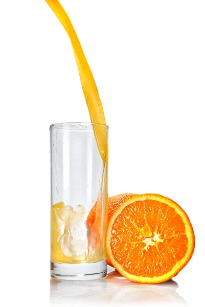 Χυμό πορτοκαλιού poring σε ποτήρι — Φωτογραφία Αρχείου