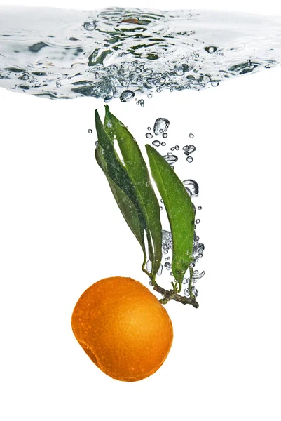 Розщеплення апельсина до води з бульбашками повітря — стокове фото