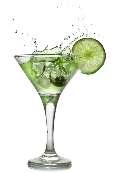 Зеленый коктейль с брызгами и зеленой лаймом — стоковое фото