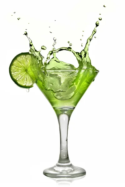 Cocktail d'alcool vert avec éclaboussures et citron vert — Photo