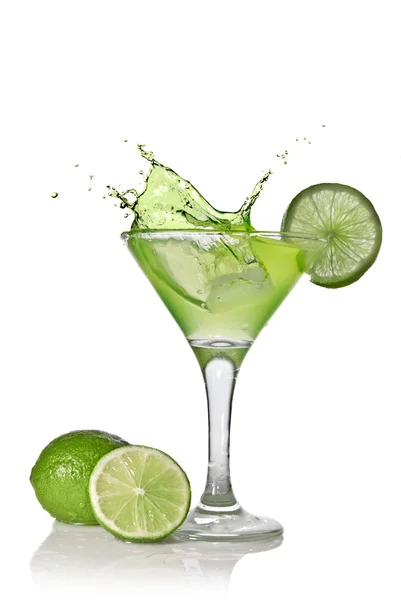 绿色酒精鸡尾酒与飞溅和绿色石灰 — 图库照片