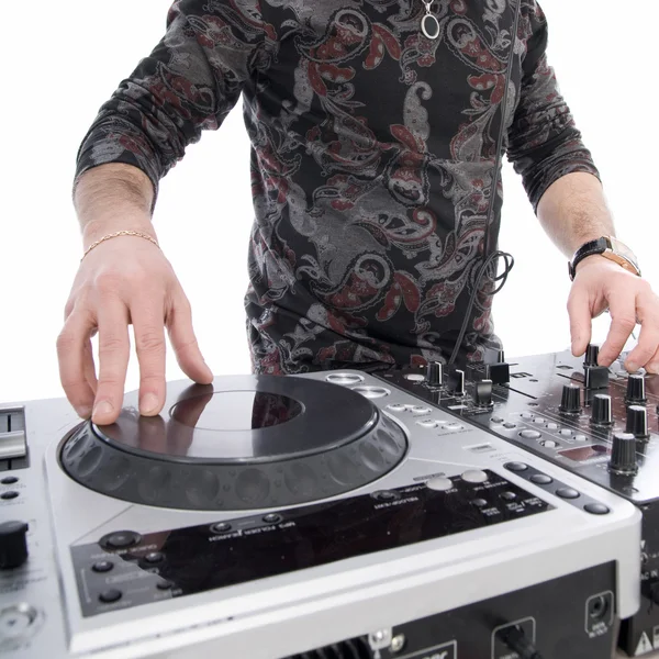 DJ spielt auf DJ-Mischpult mit — Stockfoto