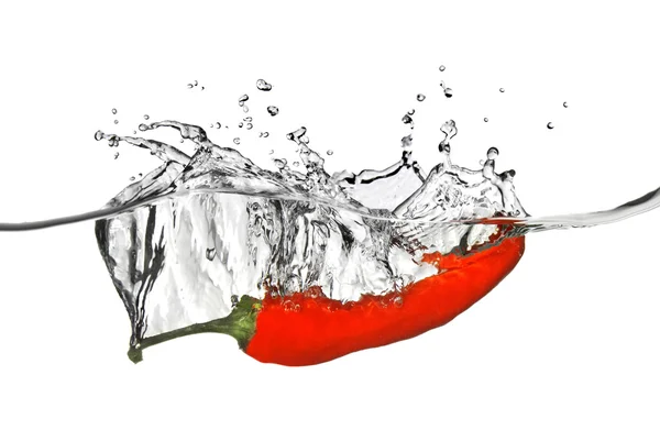 Rode peper gedaald in water met splash — Stockfoto