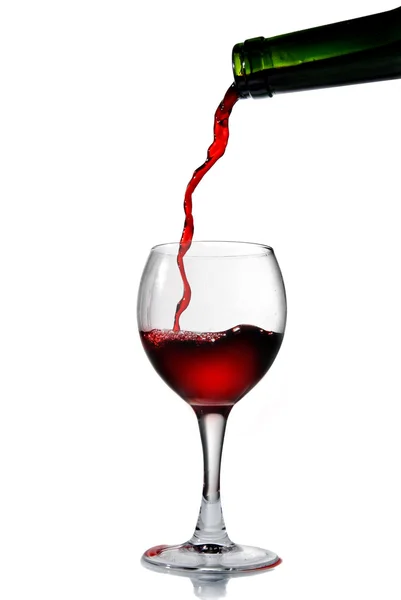 Gieten van rode wijn in de goblet — Stockfoto