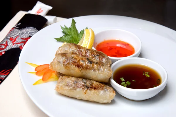 Rotoli cinesi con carne sul piatto — Foto Stock
