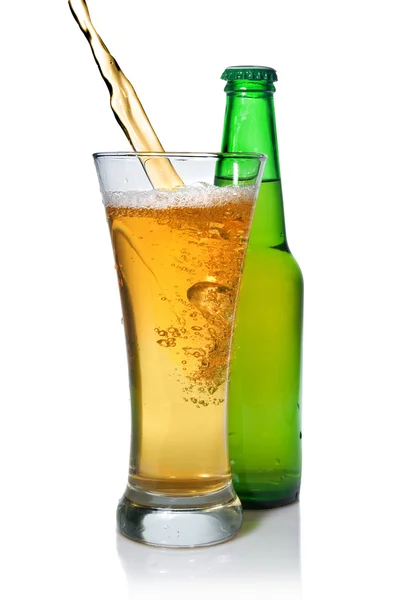 Öl hälla från i glas — Stockfoto