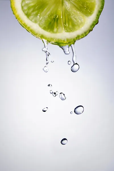 Färskt vatten droppar på citron — Stockfoto
