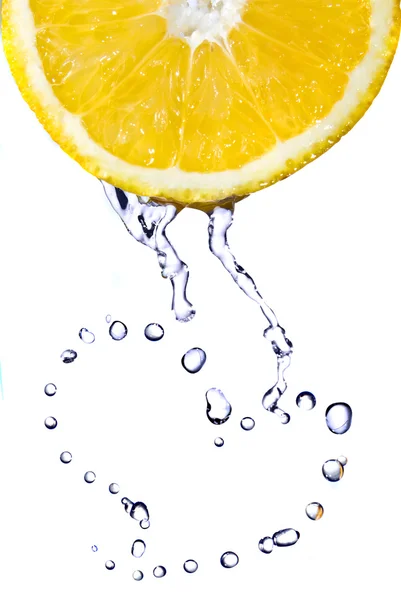 Cuore da gocce d'acqua su limone — Foto Stock