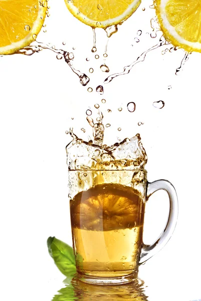Verse citroen sap en thee beker — Stockfoto