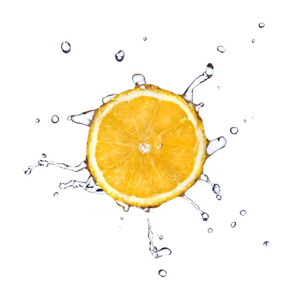 Färskt vatten droppar på orange — Stockfoto