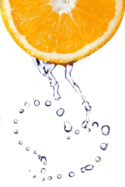 Сердце из капель воды на апельсин — стоковое фото
