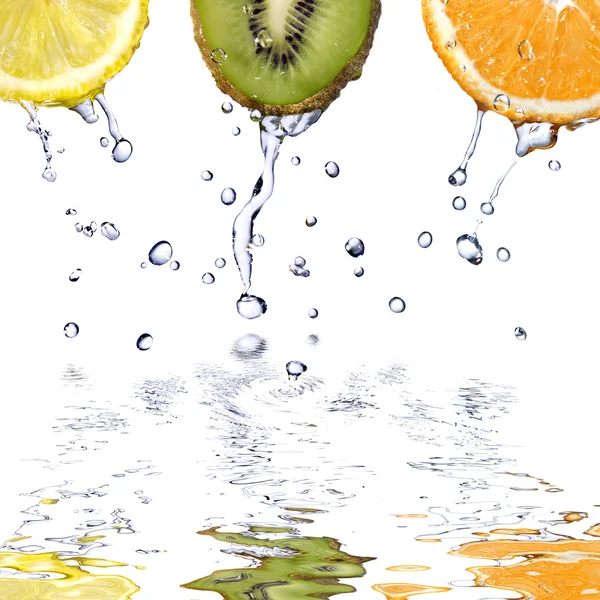 新鮮なフルーツを水滴します。 — ストック写真