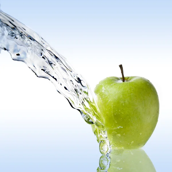 Éclaboussure d'eau douce sur pomme verte — Photo