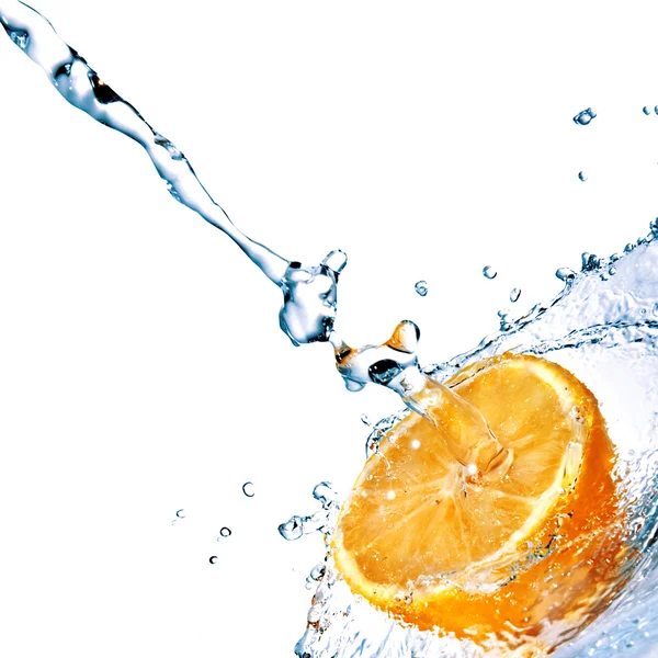 Свіжа вода падає на апельсин — стокове фото