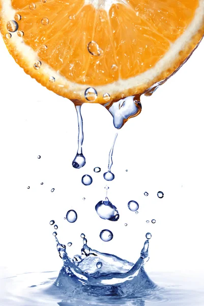 Verse water druppels op oranje met water splash — Stockfoto