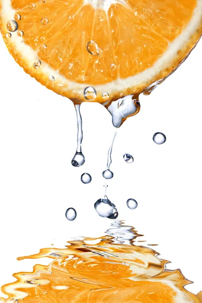 Frischwassertropfen auf Grapefruit — Stockfoto