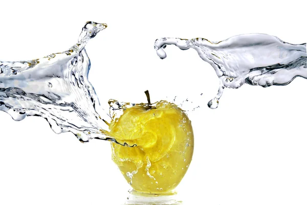 Perfect vers water splash op gele apple — Stockfoto