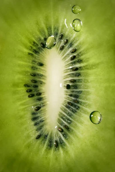 Macro de kiwi com gotas de água — Fotografia de Stock